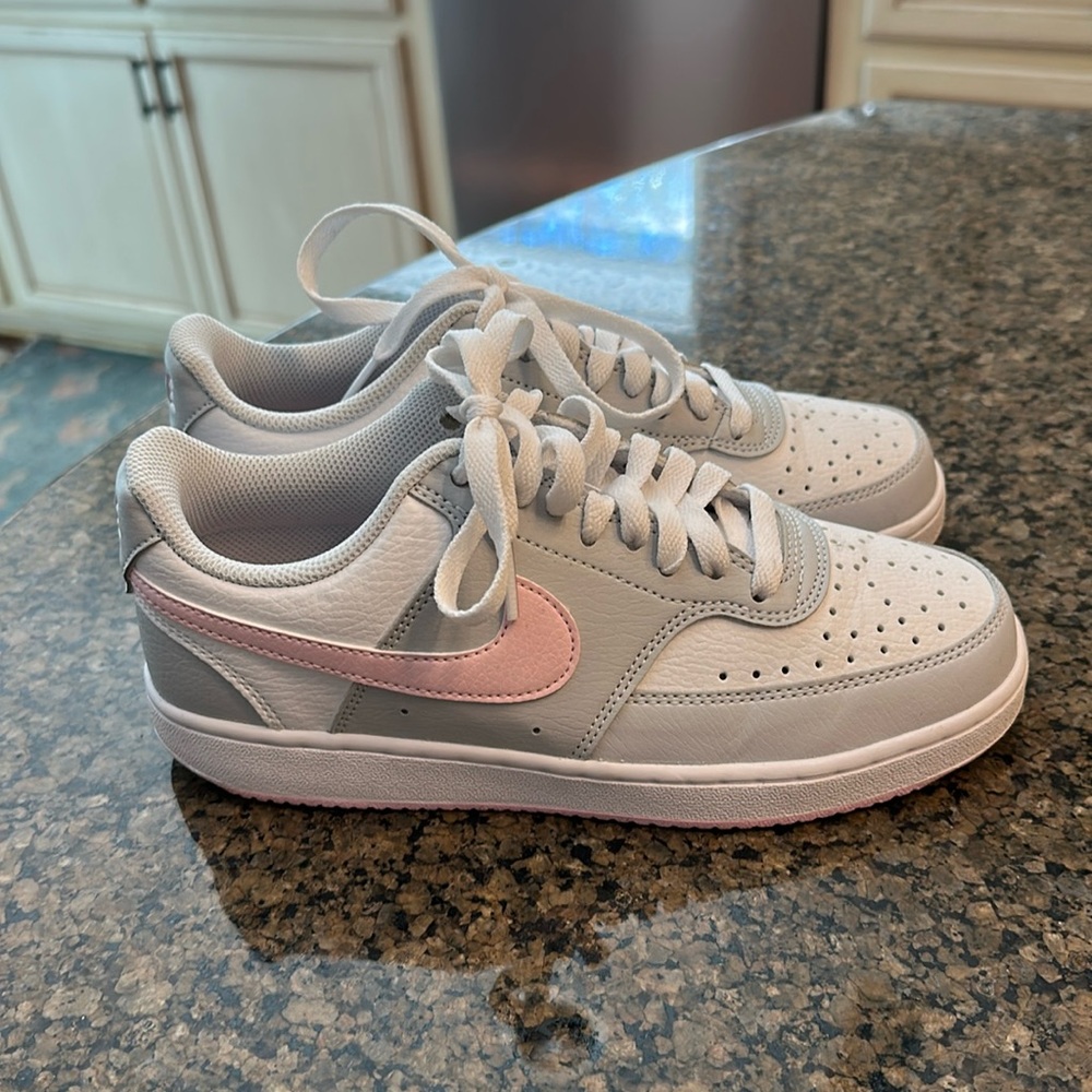 Women’s 6.5 Nike Shoes New